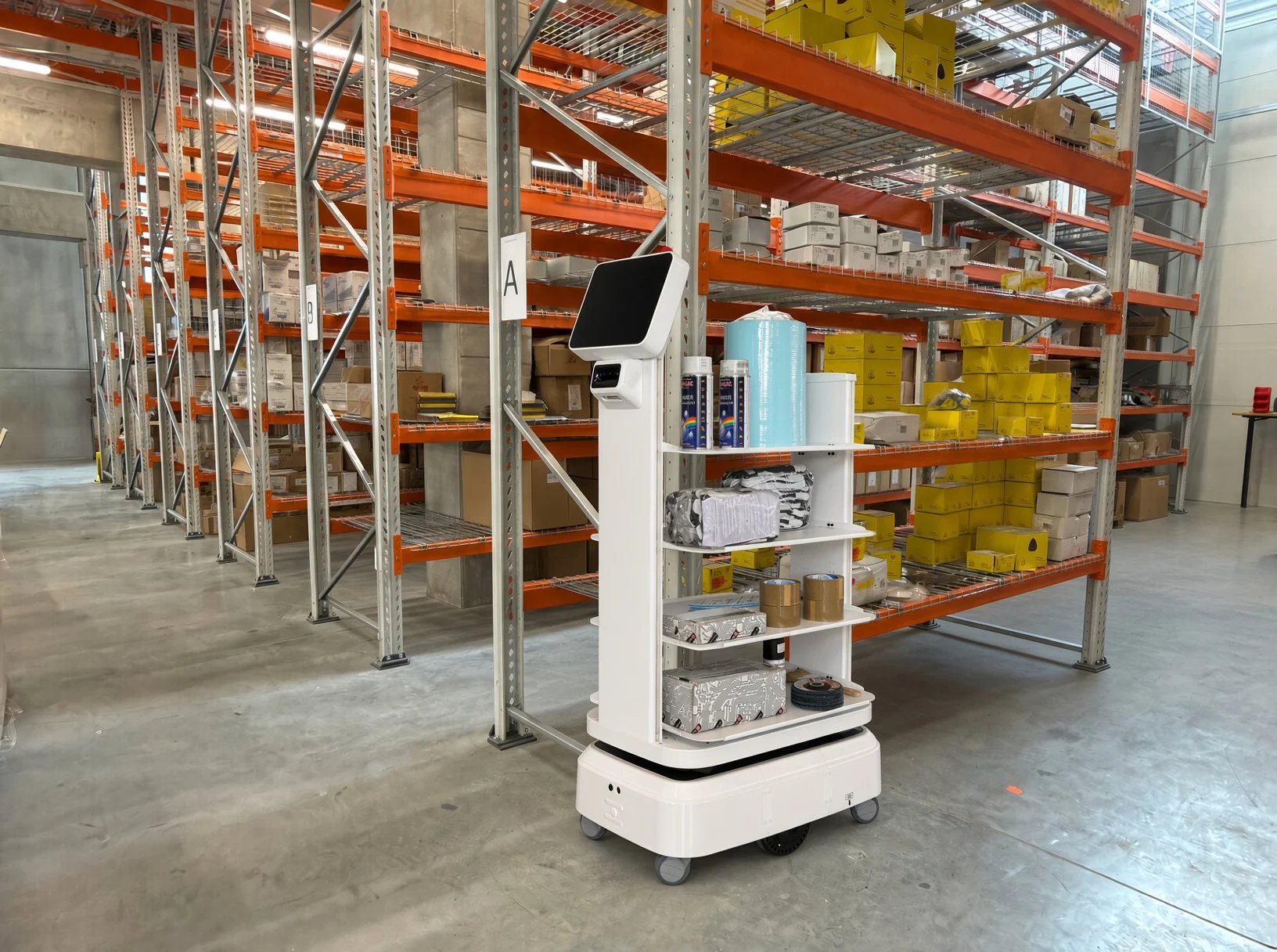 Robot autonomiczny BOGI podczas pracy w magazynie